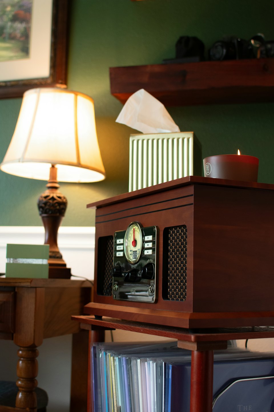 Radio e lampada in legno retrò su un tavolino.